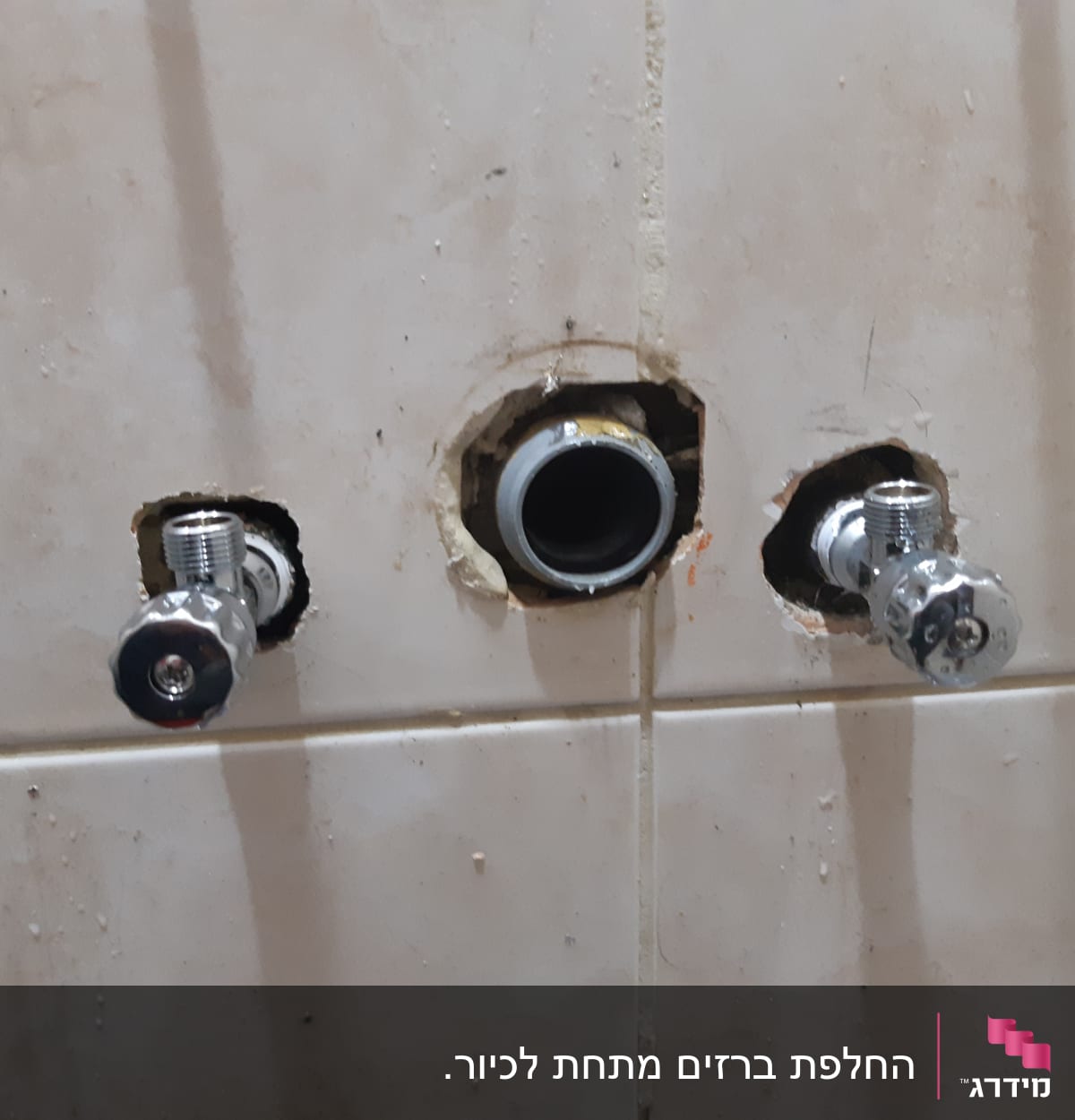 צינורות מים בקיר עם חיבורים חשופים
